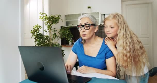 Großmutter Enkelin Laptop nach Hause — Stockvideo