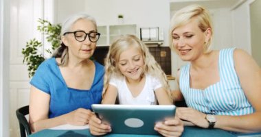 Tablette Görüntülü Sohbet Eden Aile