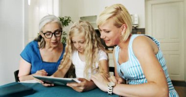 Tabletli Üç Kuşak Kadın