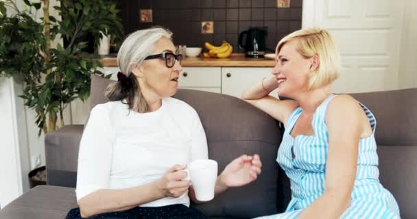 Mère et fille parlent sur le canapé — Video
