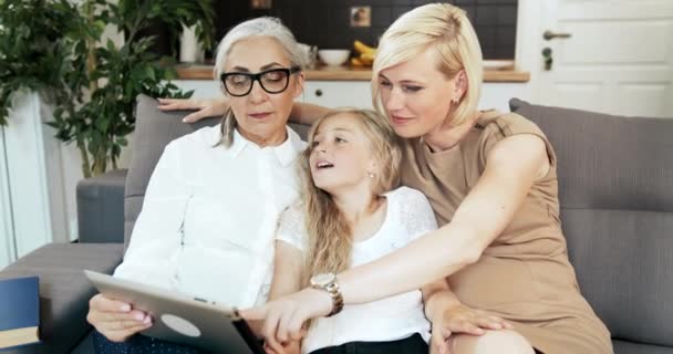Aile ile tablet kanepe üzerinde — Stok video