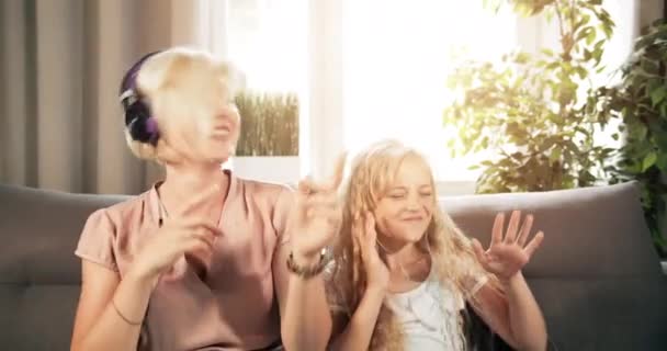 Madre e hija escuchando música — Vídeos de Stock