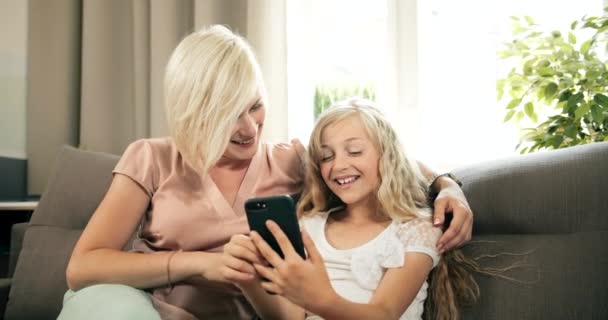 Mor och dotter rullning smartphone — Stockvideo