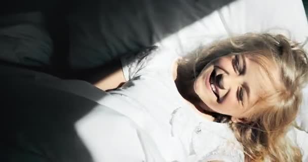 Смешная девочка, просыпающаяся утром — стоковое видео