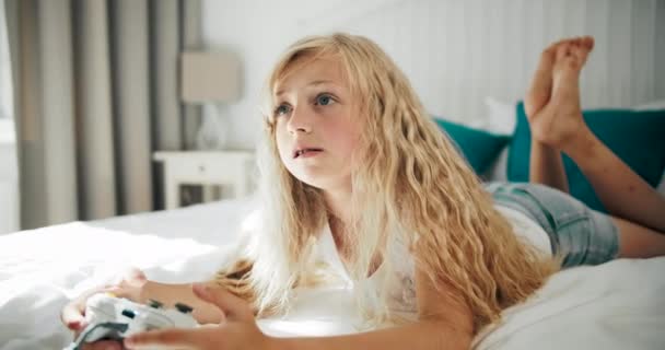 Συναισθηματικό κορίτσι κερδίζοντας βίντεο παιχνίδι — Αρχείο Βίντεο