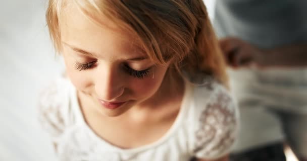 Mother Combing Girl Hair — Stock Video