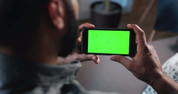 Férfi Holding vízszintesen greenscreen smartphone — Stock videók