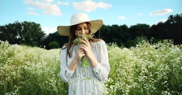 Πορτρέτο της ευτυχισμένη γυναίκα με τα λουλούδια — Αρχείο Βίντεο