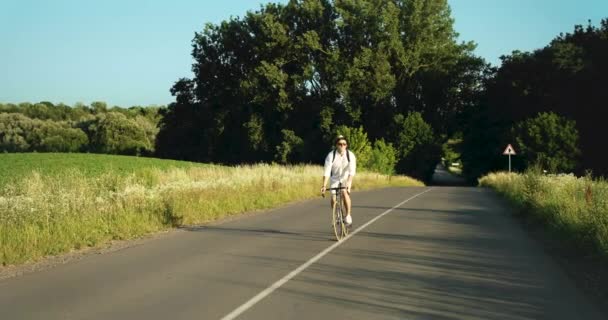 Hombre montar en bicicleta en el campo," — Vídeos de Stock