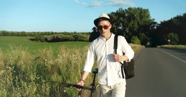 Caminhada Masculina com Bicicleta no Campo — Vídeo de Stock