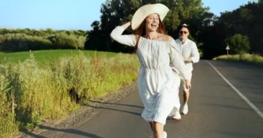 Sunset Kırsal yolda çalışan çift