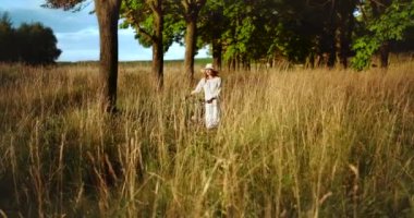 Bisikletkırsalı ile Yürüyen Kadın