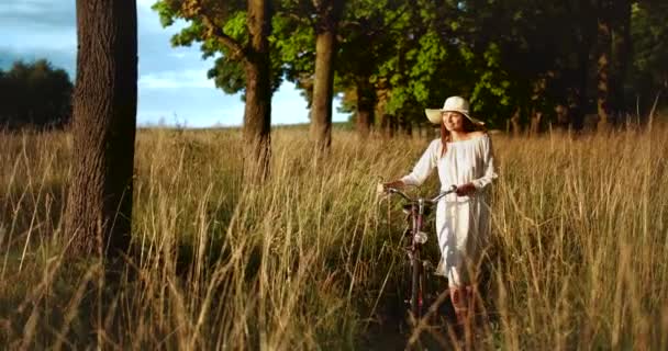 Женщина, гуляющая с велосипедом — стоковое видео