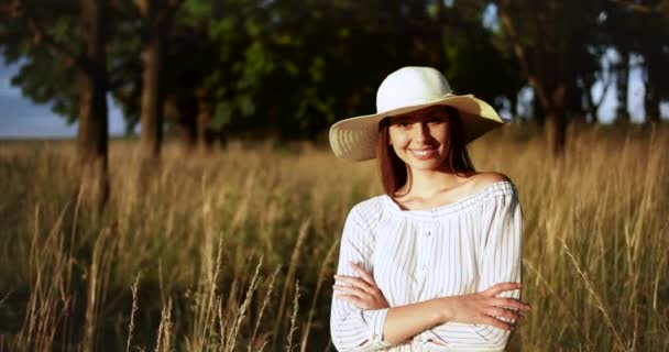 Porträt einer glücklichen Frau auf dem Feld — Stockvideo