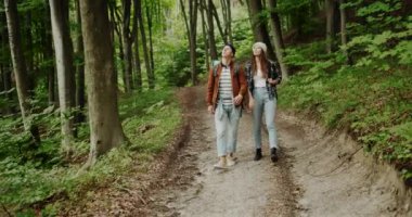 Orman Yolunda Yürüyen Çift