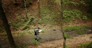 Orman Yüksek Açı Görünümüyürüyüş Hikers Çift
