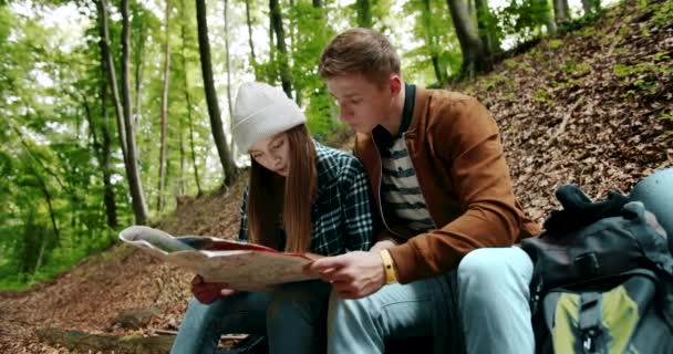 Turistas con Mochilas en el Bosque Mapa — Vídeo de stock