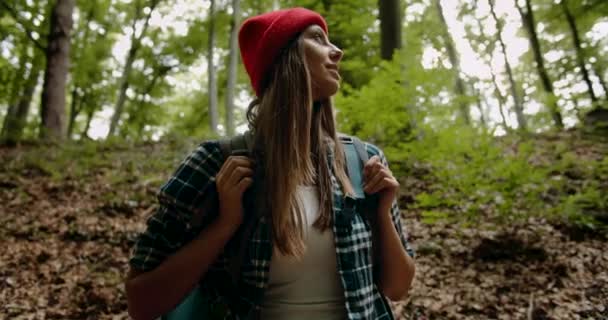 Kvinna med ryggsäck i skogen — Stockvideo