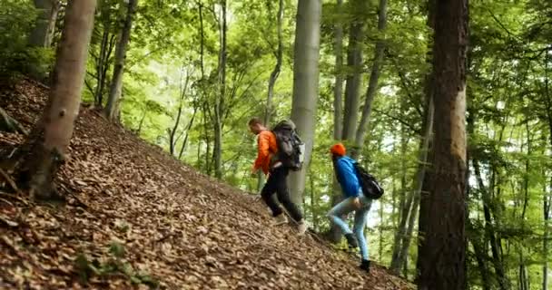 Par turister som stöder på kullen — Stockvideo