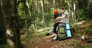 Çay ile Rahatlatıcı Turist Çift