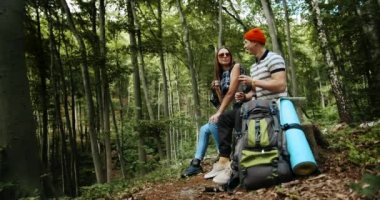 Çayla Dinlenen Turist Çifti