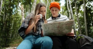 Harita ile Dinlenmiş Turist Çift