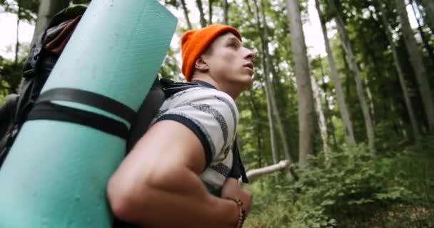 男人与背包走在木材 — 图库视频影像