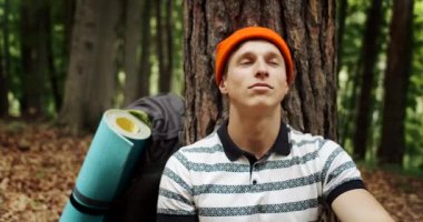 Ağaç Yakınındaki Ormanda Dinlenen Adam