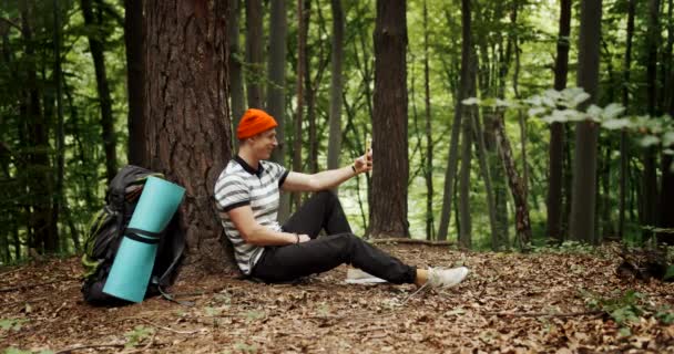 Mand rygsæk Turist videochat i skoven – Stock-video