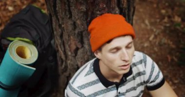 Ormanda Bakan Rahat Erkek Turist