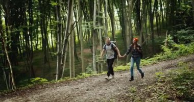Sırt çantalı çift Ormanda Yürüyüş