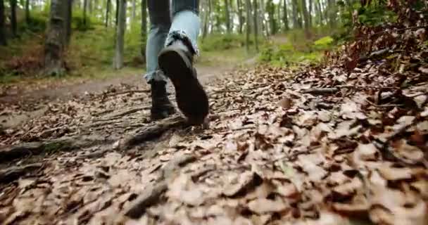 Mulher andando em botas Lowangle View — Vídeo de Stock