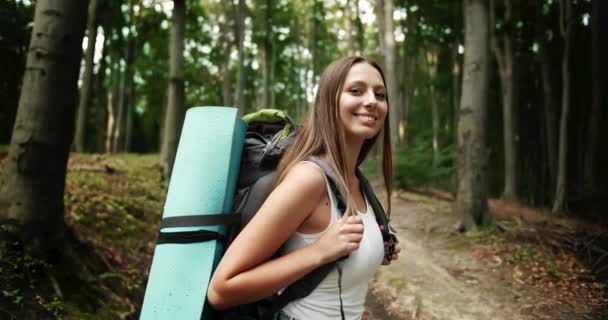 森林中背包女郎的肖像 — 图库视频影像