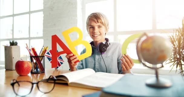 Boy Holding English Letters Retrato — Vídeo de Stock