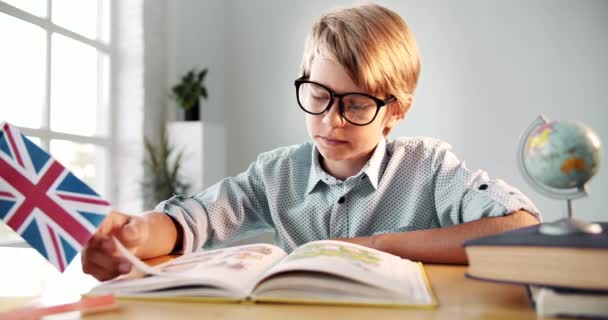 Ung pojke lära sig engelska — Stockvideo