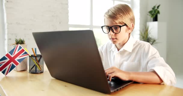 ノートパソコンで勉強する少年 — ストック動画