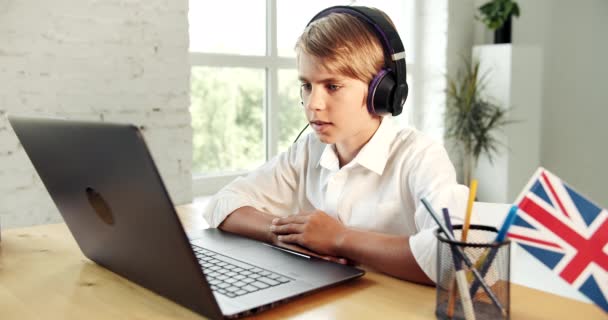 Jongen studeren Engels Online laptop — Stockvideo