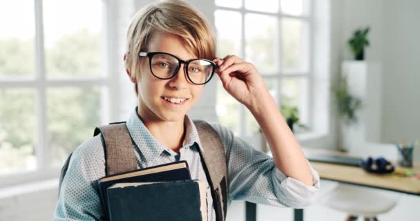 Menino com livro em inglês em óculos — Vídeo de Stock