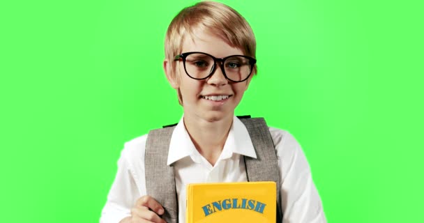 Boy Holding Inglés libro Cromakey — Vídeos de Stock