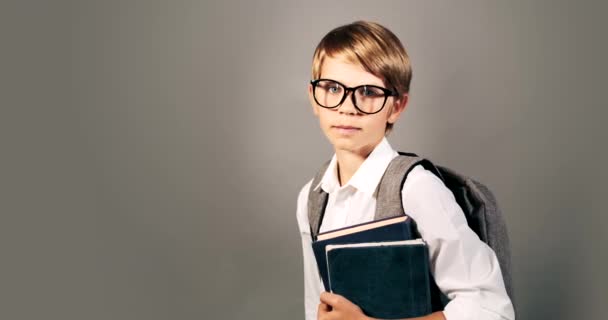 Niño con libro en inglés aislado sobre fondo — Vídeos de Stock