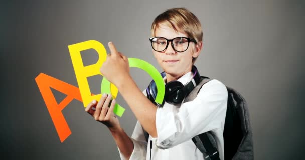 Inglés Boy Holding Inglés Cartas aisladas — Vídeos de Stock