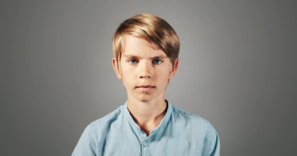 Retrato de niño aislado sobre fondo — Vídeo de stock