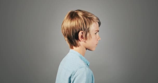 Мальчик, превращающий портрет в изоляцию — стоковое видео