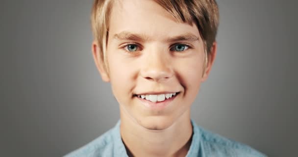 Portret uśmiechniętego chłopca na białym tle — Wideo stockowe
