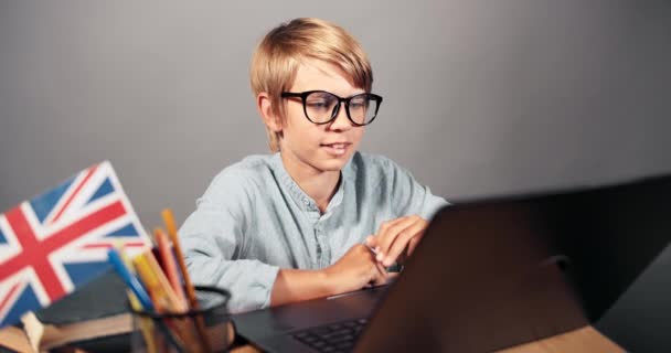 Niño en Cursos de inglés en línea — Vídeo de stock