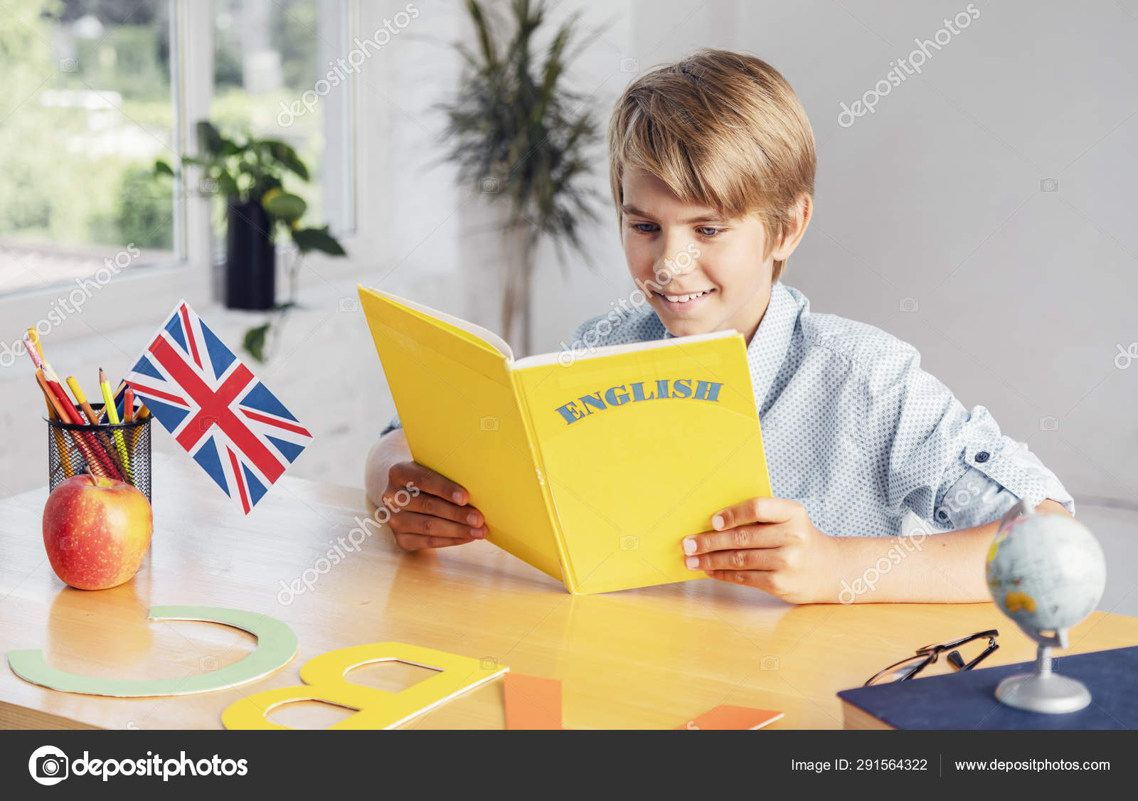 英語の本のクローズアップを読む少年 ストック写真 C Proimagecontent 英語の本のクローズアップを読む少年 ストック写真 C Proimagecontent