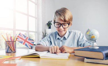 İngilizce Öğrenen Akıllı Genç Çocuk