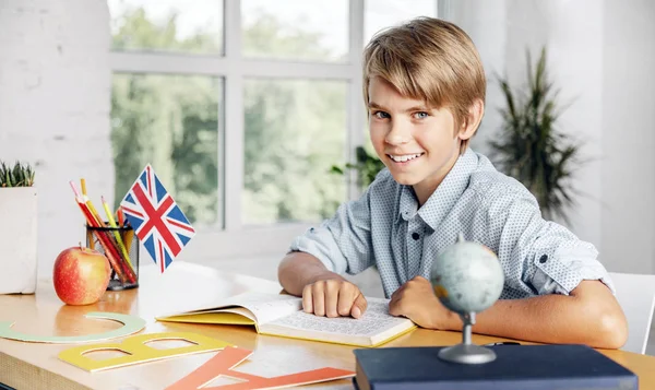 Chłopiec czytanie angielski książka — Zdjęcie stockowe