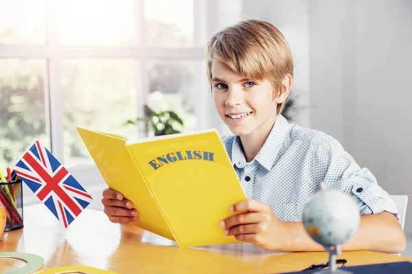 Αγόρι ανάγνωση αγγλικό βιβλίο κοντινά πλάνα — Φωτογραφία Αρχείου
