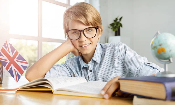 Portret Smart teen boy — Zdjęcie stockowe